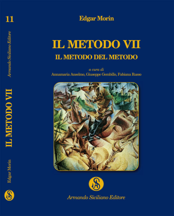 Questo prezioso volume contiene il testo di quello che sarebbe dovuto diventare il terzo e ultimo volume de Il Metodo di Edgar Morin. Temporaneamente smarrito, Morin l’ha ritrovato solo dopo aver completato il percorso epistemologico nei sei volumi che oggi sono dei classici del pensiero contemporaneo. Nel 2009, ha generosamente donato il manoscritto ai suoi amici del Centro Studi Internazionale di Filosofia della Complessità “Edgar Morin” di Messina. Loro ne hanno subito no­tato la perfetta armonia con i primi due volumi (La Natura della Natura e La Vita della Vita) e, dopo un opportuno controllo filologico, hanno iniziato a pubblicare i vari capitoli in diversi tomi della rivista Complessità. Completata la minuziosa revisione, agli inizi del 2021, in coincidenza col centenario della nascita di Morin, lo hanno pubblicato, in questa Collana di studi, nella sua versione integrale e originale francese, come mezzo indispensabile per approfondire e comprendere meglio il cammino percorso dal grande Maestro del nostro tempo. Lo presentano adesso nella traduzione italiana.